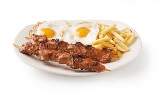 Pinchos morunos, con huevo y patatas fritas