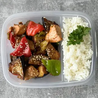 Курица по-корейски с гарниром