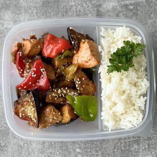 Курица по-корейски с гарниром