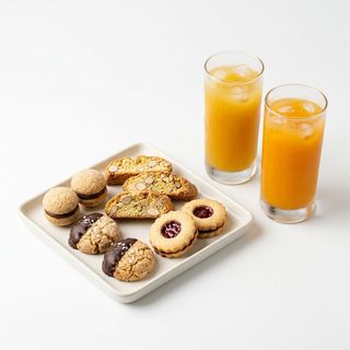 Pasticcini secchi e succhi di frutta menù