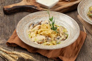 Феттучини с курицей и грибами в сливочном соусе (330 гр)