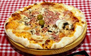 Pizza Capriciosa poli salama