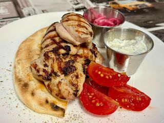 Шашлик із курячого філе з соусом (270г)