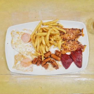 Lomo De Cerdo Con Huevo Y Salchichas Frescas