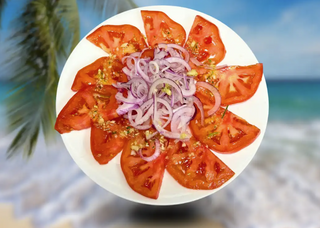 Ensalada de tomate con cebolla y ajo