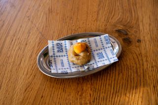 Buñuelo de berenjena a la llama con romescu