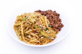 Udon saltati con maiale