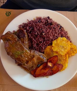 Plato combinado cubano con costilla de cerdo