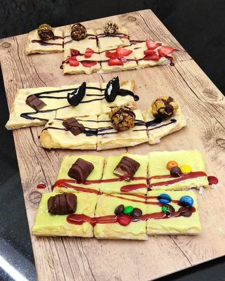 Base di pizza con cioccolato bianco,  Nutella , fragole