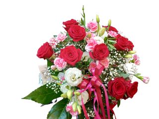 Bukiet z kolorowych kwiatów z dodatkiem czerwonej róży