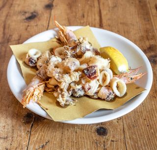 Fritto di calamari e gamberi