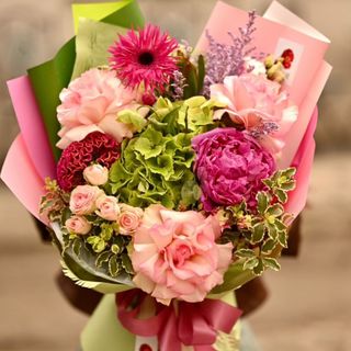 Buchet Vesel în Nuanțe de Roz