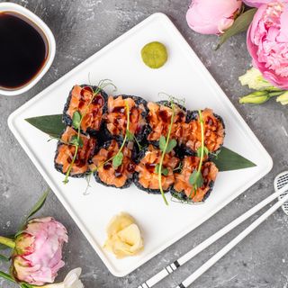 Рол зі слабосоленим лососем та чорним рисом