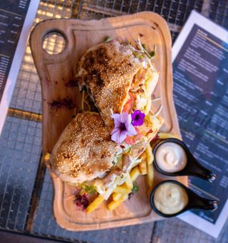 Cezar sendvič sa pomfritom