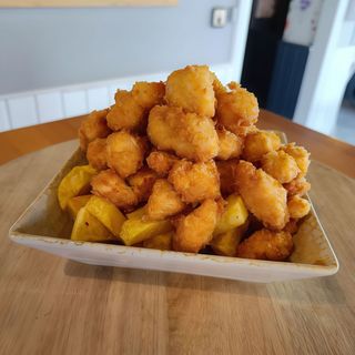 Dados de pollo rebozados en panko