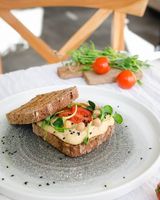 Open sandwich cu hummus