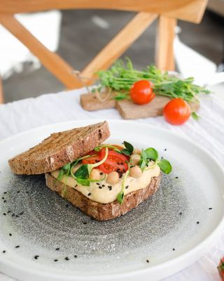 Open sandwich cu hummus