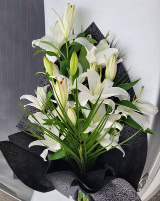 Buchet funerar 4 crini albi