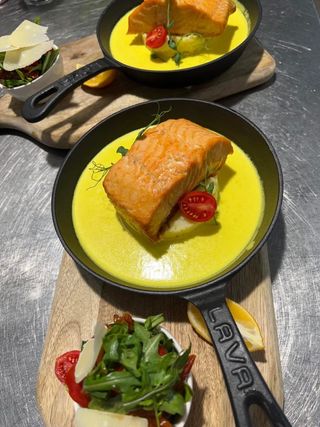 Salmon fillet with cream sauce