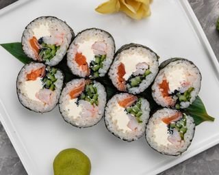 Футомакі з лососем і креветкою