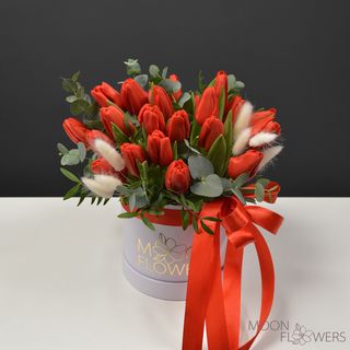 Cutie alba cu lalele rosii