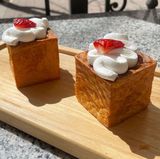 Куб с заварным кремом ягодным джемом и клубникой