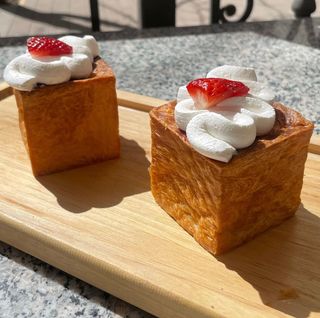 Куб с заварным кремом ягодным джемом и клубникой