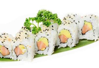 Uramaki sake avocado