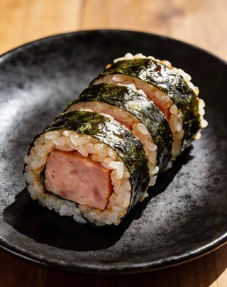 Rolnica sa šunkom 8 komada 火腿寿司（8个）