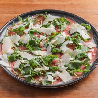 CARPACCIO DI CARNE CLASSICO RÚCOLA E PARMIGIANO