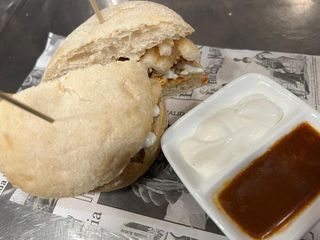 Mollete Con Calamares Y Salsa Picante