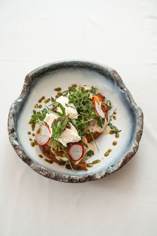 Plăcintă bihoreană la jar cu sos de creveți și hribi