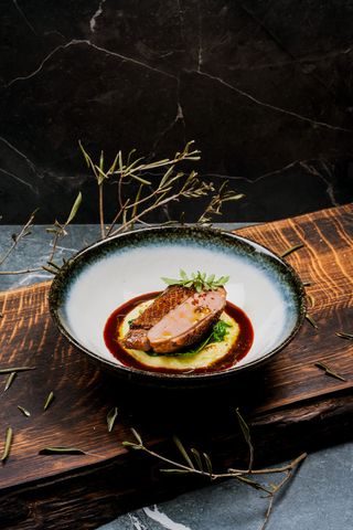 Piept de rață cu piure de cartofi și sos „Demi-glace" 