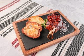 Ciolan de porc la cuptor cu cartof copt cu brânză