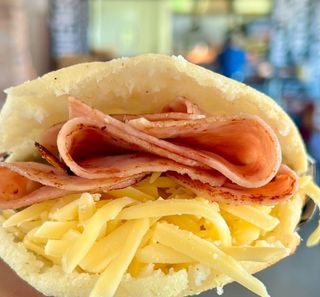 Arepa de jamón y queso gouda (1 ud.)