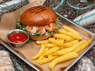Burger z krewetkami vannamei, rukolą, sosem bazyliowym i frytkami (350g)
