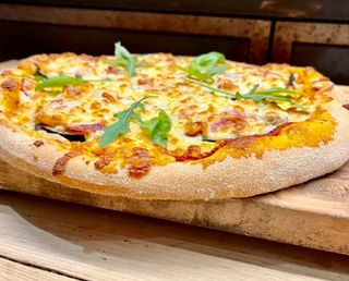 Pizza Margarita, Pavo Asado Y Rúcula