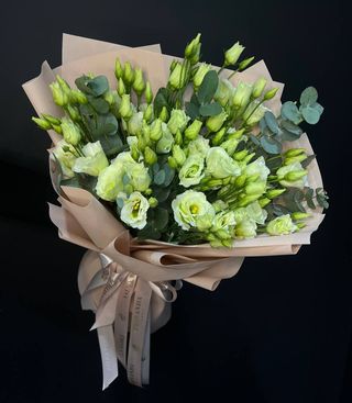 7 гілок еустоми та зелені із упакуванням №6