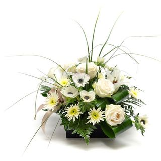 Aranjament mixt trandafiri, anemone, bear grass