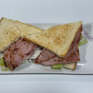 Sándwich De Jamón York, Huevo Duro, Lechuga Y Rodajas De Tomate