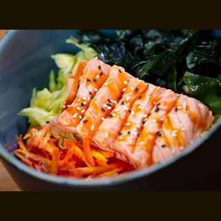Salade au saumon tataki