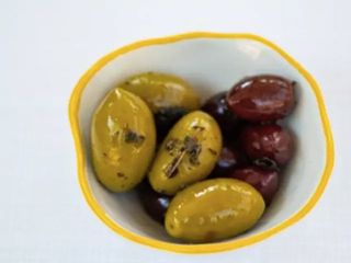 Чичеті з олівками каламата і гордаль