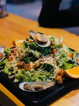 ცეზარი მიდიებით/Caesar with mussels/Цезарь с мидиями