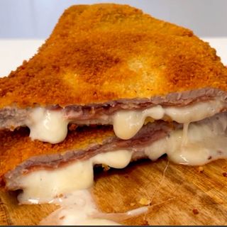 Cachopo con patatas fritas