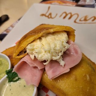 Empanada De Jamon Y Queso