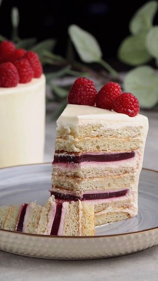 Торт "Молочная девочка с малиной" (140 гр., кусочек)