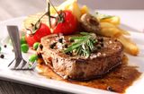 Пеппер стейк с картофельными дольками