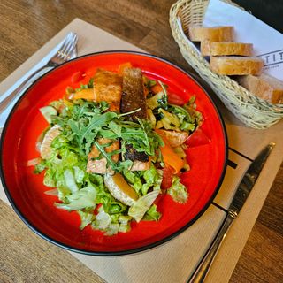 Salata sa fileom lososa