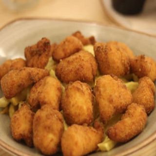 Nuggets Caseros De Pollo Con Guacamole y Patatas 
