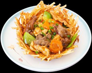 Cuib de cartofi umplut cu carne picant